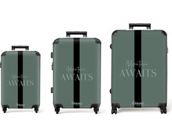 NoBoringSuitcases.com® - Kofferset 3 delig - Koffer lichtgewicht - Groen - Adventure Awaits - Reiskoffer set met 4 wielen - Handbagage trolley - Middelgrote rolkoffer - Ruimbagage koffer - Koffers met TSA slot