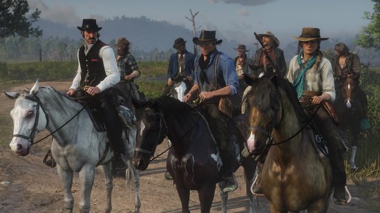 Groep mannen te paard in een landschap, voorste rijden op witte en zwarte paarden.