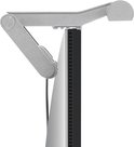 Detail van de zilverkleurige scharnierende arm van de BenQ Screenbar Pro monitorlamp, bevestigd aan een computerscherm.
