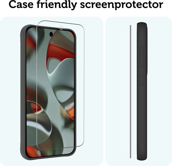 Telefoon met case-vriendelijke screenprotector, past ook met een hoesje. Zijaanzicht van de telefoon met hoesje.