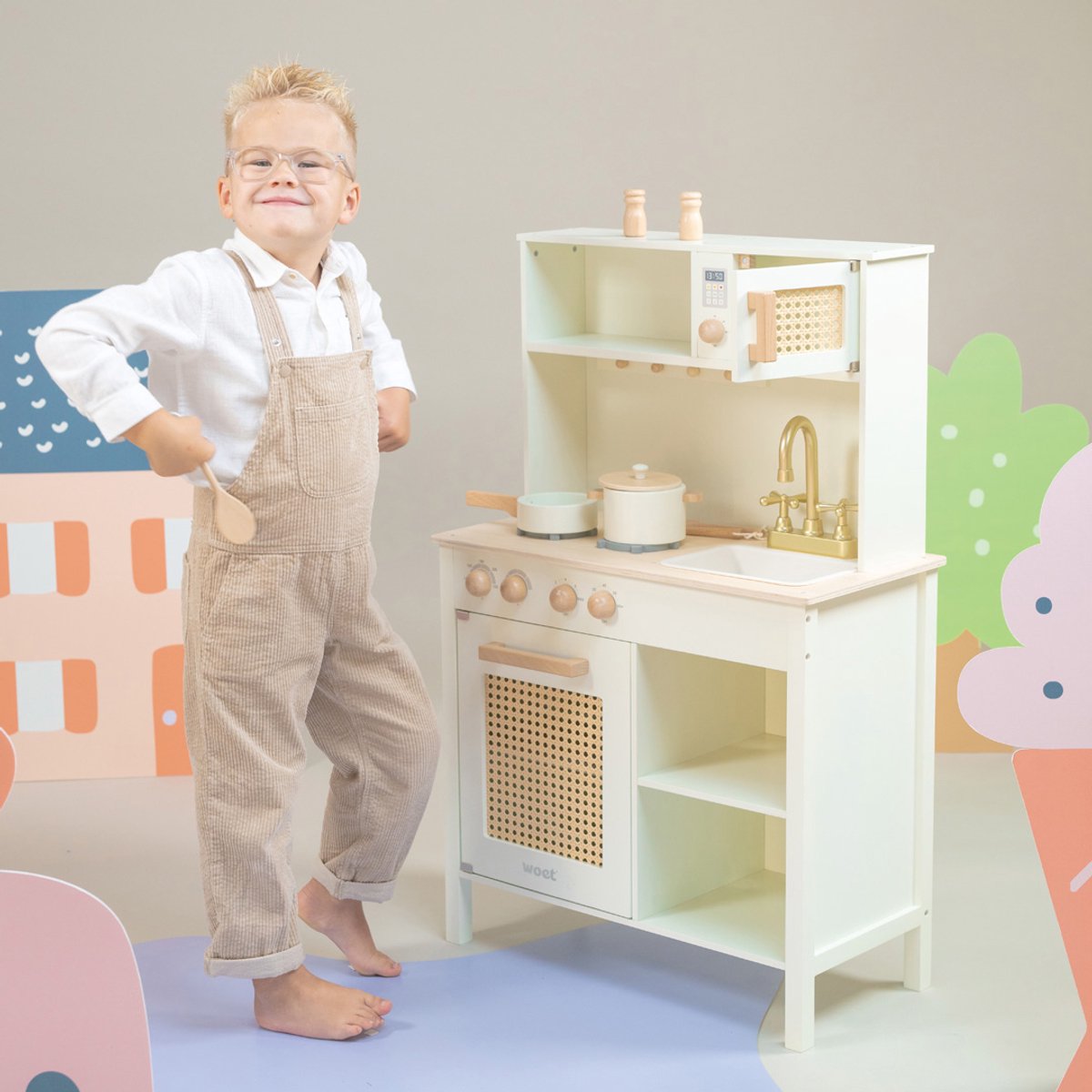 Woet® Houten Speelgoed Kinderkeuken - Speelkeukentje met Rotan Details en Gouden Kraan - Speelkeuken Gebroken Wit met Diverse Accessoires - Werkbladhoogte 55 cm - Rollenspel - Vanaf 3 Jaar — afbeelding 4