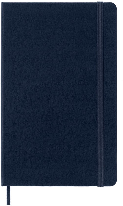 Donkerblauw Moleskine notitieboek met elastische sluiting en bladwijzer.