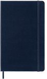 Donkerblauw Moleskine notitieboek met elastische sluiting en bladwijzer.