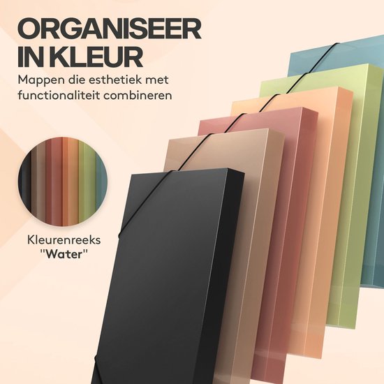 Rijen mappen in de kleuren 'Water': zwart, bruin, roze, oranje, groen en blauw. Met zwarte elastiek.