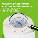 Vergrootglas op een rol met DYMO-labels, met tekst "DYMO" erop.