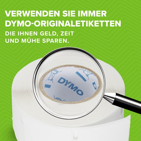 Vergrootglas op een rol met DYMO-labels, met tekst "DYMO" erop.