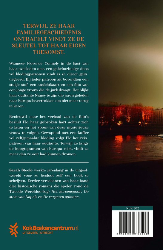 Achterkant van boek met tekst en nachtelijke foto van verlichte gebouwen aan water.