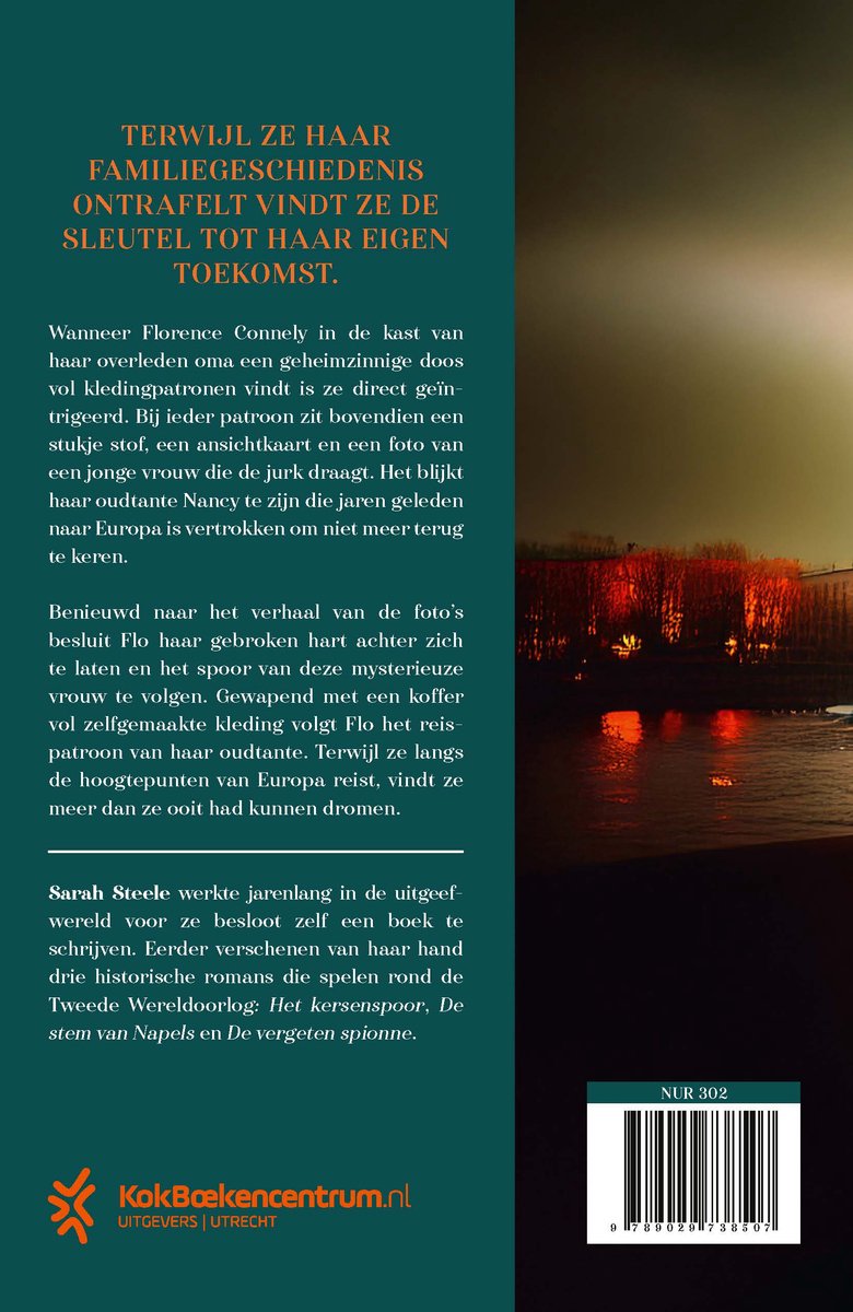 Achterkant van boek met tekst en nachtelijke foto van verlichte gebouwen aan water.
