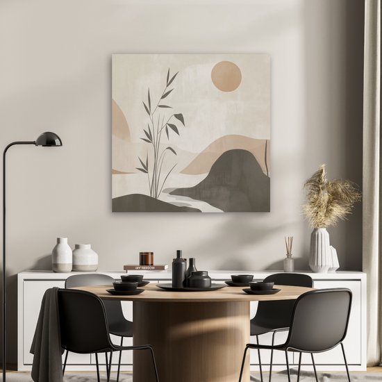 Une salle à manger avec un panneau acoustique représentant un paysage abstrait beige, gris et marron, au-dessus d'un buffet avec de la vaisselle et une table à manger.