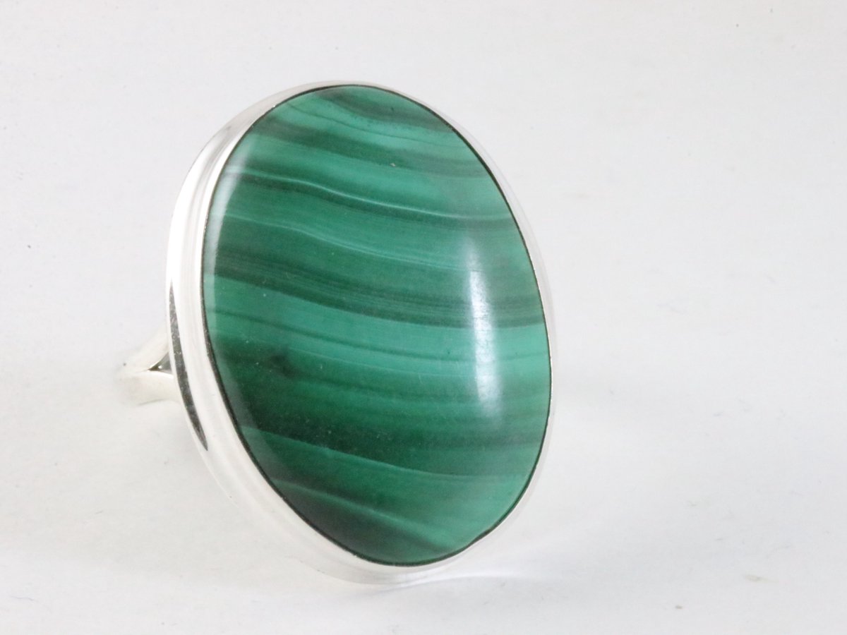 Grote ovale zilveren ring met malachiet - maat 19.5