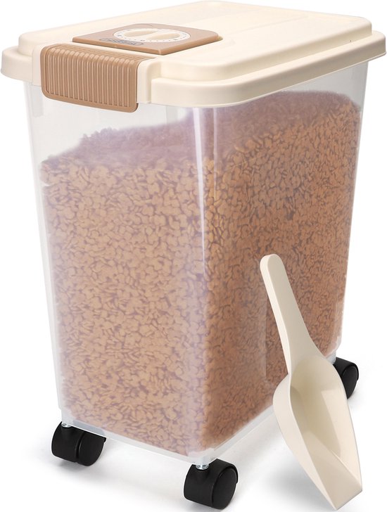 Contenant alimentaire transparent avec couvercle beige, poignée marron, pelle et roulettes, rempli de nourriture pour chien.
