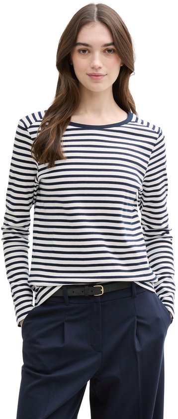 Model in wit longsleeve T-shirt met donkerblauwe strepen, boothals en navy broek.