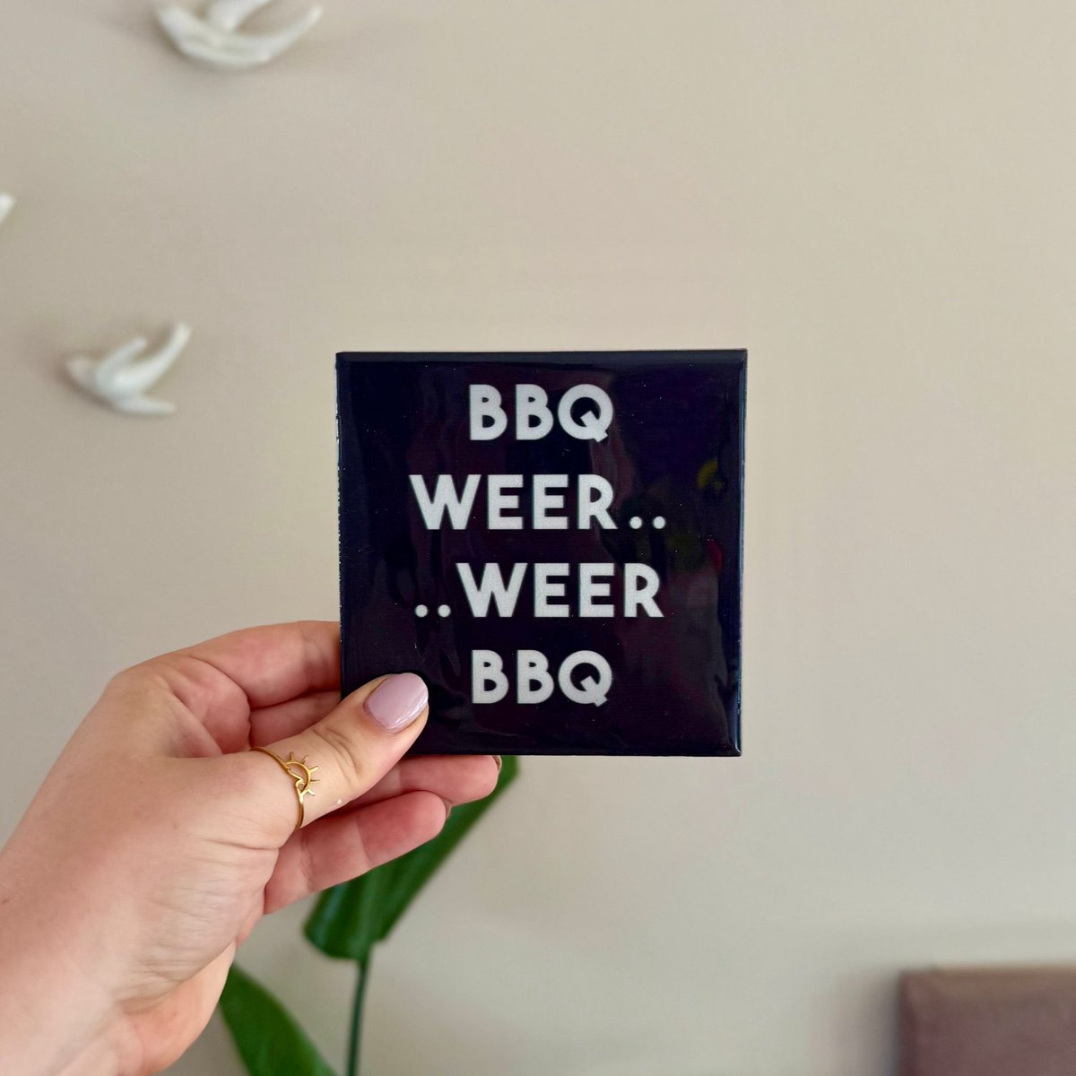 Wij & Blij -tegeltje- BBQ weer...weer BBQ - zwart/grijs - Spreuktegeltje- Wandtegeltje - afscheidscadeau - verjaardagcadeau - cadeau - moederdag - vaderdag - housewarmingcadeau - kleinigheidje - bedankje