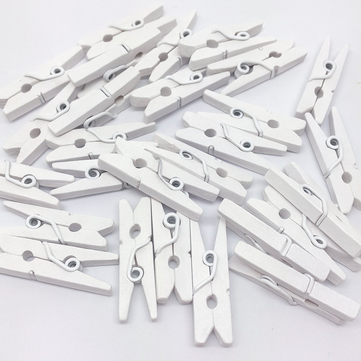 Goedkoopste Premium - Witte Kleine houten mini knijpers - 50 STUKS - Wit - Knijpertjes - Fotoknijpers - Geboorte wasknijpers - 2.5 CM - Foto knijpers - Knijper om foto's aan op te hangen - Fotohouder - Knijpers - Wasknijpers - Kerstkaart hangers - Pola