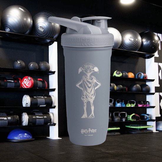 Grijze Smartshake beker met Dobby van Harry Potter erop, in een sportschool.
