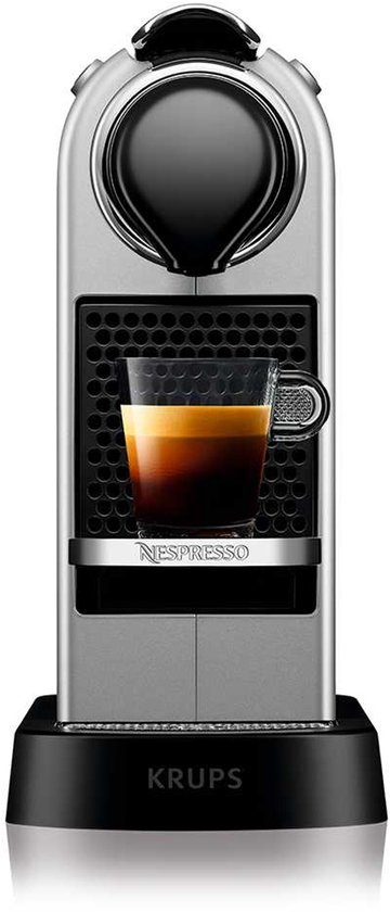 Zilverkleurige Nespresso Krups Citiz koffiemachine met een espresso in een glazen kopje.