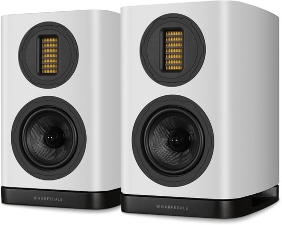 Twee witte Wharfedale EVO 5.1 luidsprekers met zwarte basis, torens en ronde woofers.