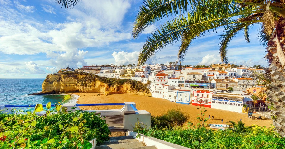 Tuinposter Carvoeiro - Strand - Stad - Vacantie - Portugal Tuin posters voor Buiten - Tuin decoratie - 610 gram PVC - Weerbestendig Tuindoek - GW6422AZ - Formaat 120 x 45cm