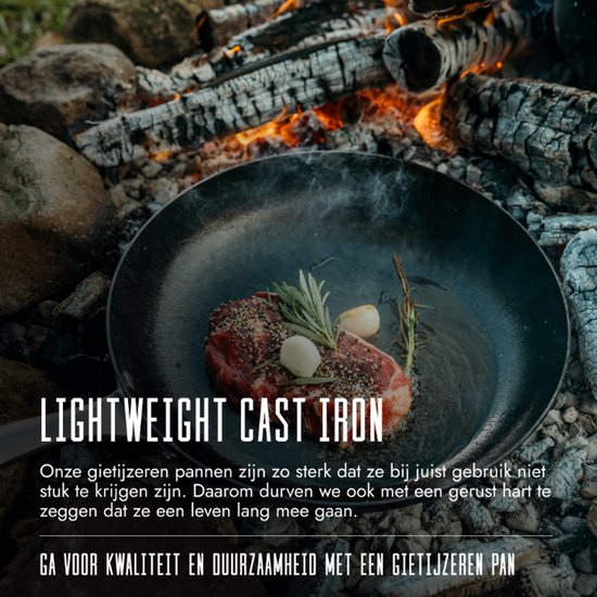Een biefstuk met kruiden en knoflook wordt gebakken in een Skottsberg pan boven een kampvuur. Tekst: "LIGHTWEIGHT CAST IRON"