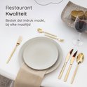 Gouden bestek op een gedekte tafel.