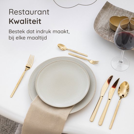 Gouden bestek op een gedekte tafel.