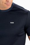 Donkerblauw sportshirt met fijne horizontale streepjes en een wit logo op de borst.