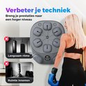 Vrouw met blauwe bokshandschoenen kijkt naar een grijze boksmachine met 6 raakvlakken. Links worden traditionele bokszakken en staande bokszakken afgekeurd.
