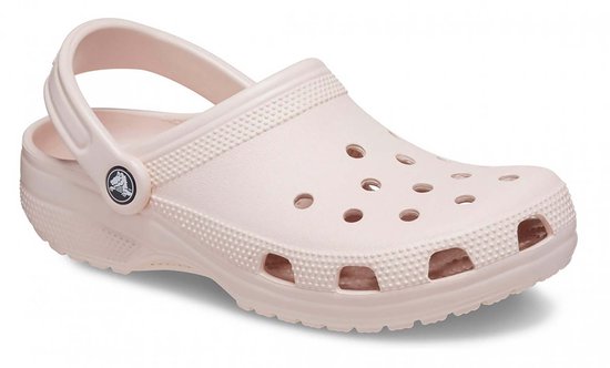 Lichtroze Crocs Classic Clogs met draagbare band aan de achterkant.