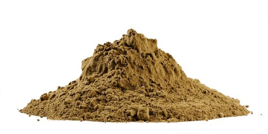 Een hoop matcha poeder op een witte achtergrond.