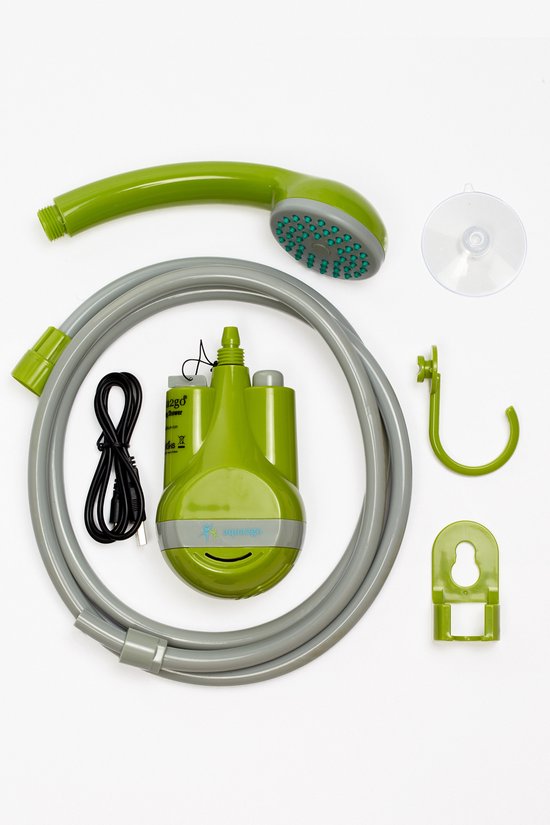 Groene Aqua2go campingdouche met slang, douchekop, USB-kabel, zuignap, haak en wandhouder, tentoongesteld.