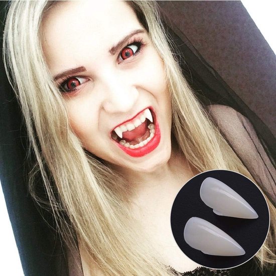 Een vrouw met blonde haren en rode ogen, draagt vampiertanden. Twee vampiertanden liggen naast haar.