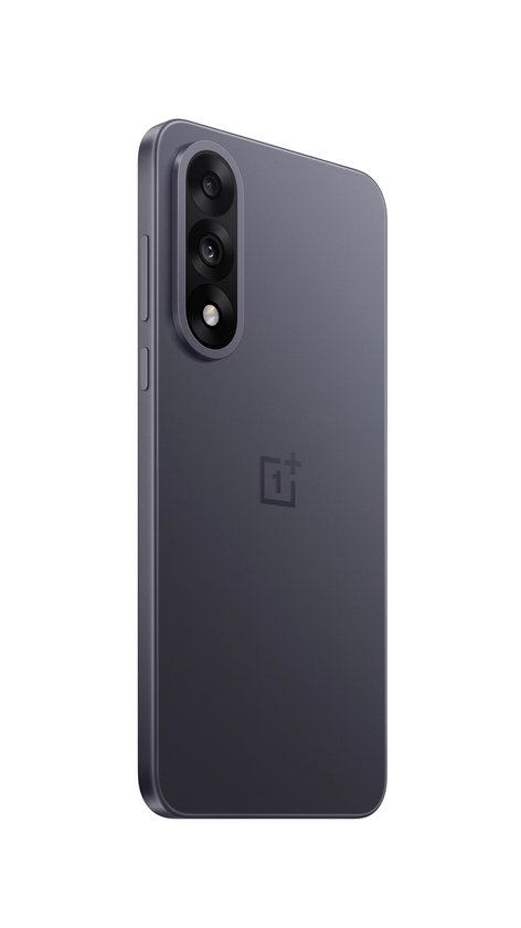 Achterkant, hoekig aanzicht van een donkergrijze OnePlus smartphone met drievoudige camera en logo.