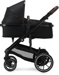 Zwarte Deryan Noa kinderwagen met bruin handvat en mand.