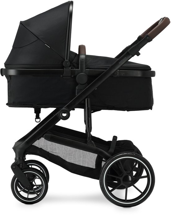 Zwarte Deryan Noa kinderwagen met bruin handvat en mand.