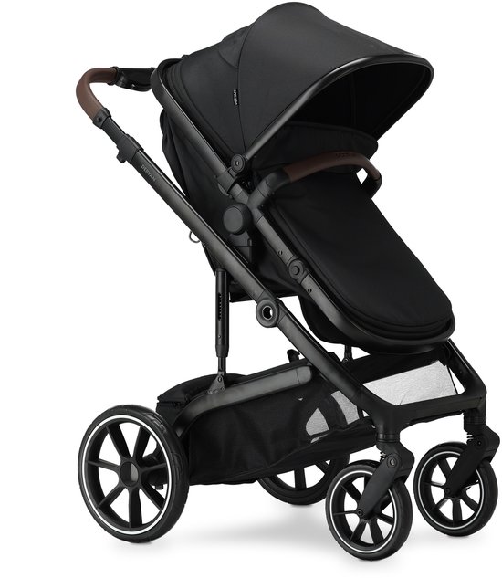 Zwarte Deryan kinderwagen met reiswieg, bruine duwstang en verstelbare kap.