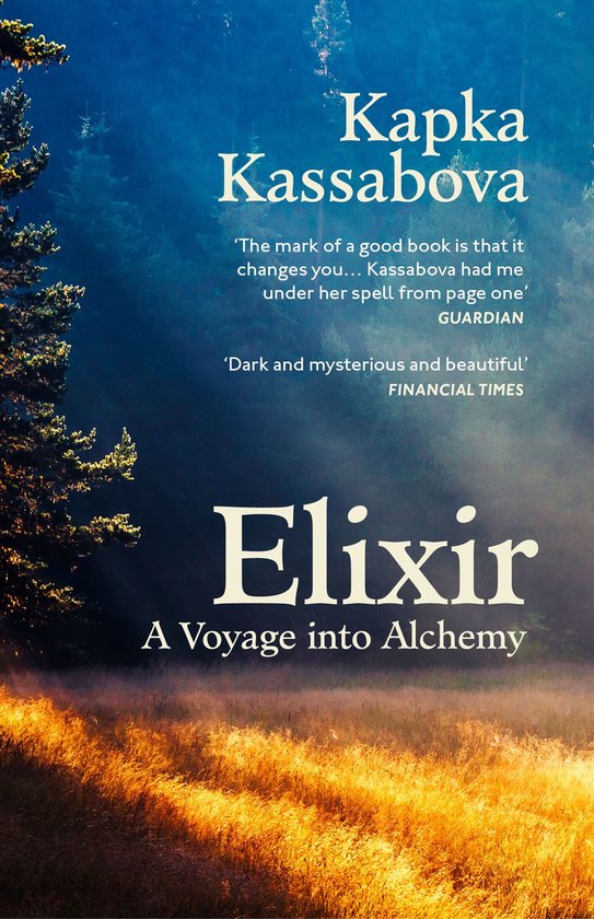 Boek 'Elixir: A Voyage into Alchemy' van Kapka Kassabova met een met mist bedekte bosrand en zonlicht op goudkleurig gras.