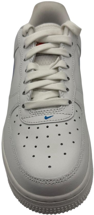 Witte leren Nike Air Force 1 sneakers met witte veters en blauwe en rode accenten.