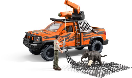 Oranje speelgoed pick-up truck met tijgerstrepen, kraan, manfiguur en een olifant in een net.
