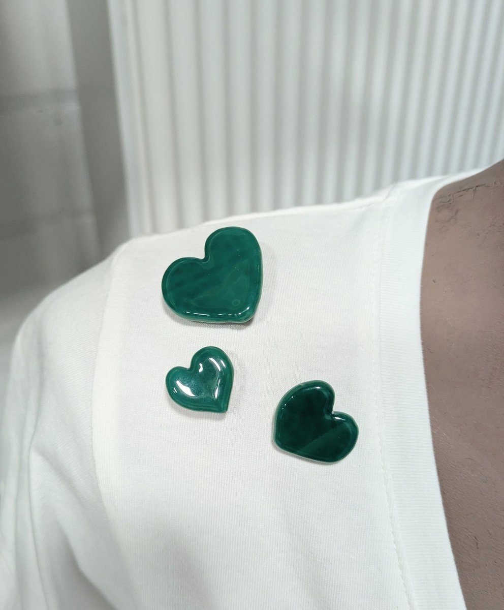M-apART Broche, set van 3 handgemaakte jade groene hartjes van glas, pins
