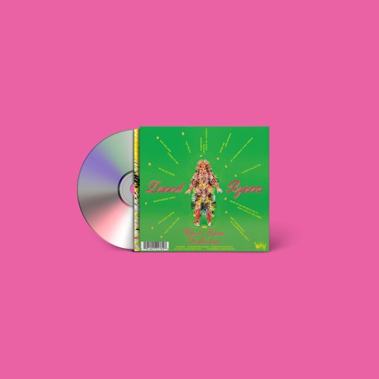 David Byrne's 'Who Is the Sky?', cd-hoes met groene achtergrond, lijst met nummers, en een figuur in een kleurrijk, gedetailleerd kostuum.