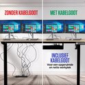 Vergelijking van een bureau zonder en met kabelgoot. Chaos van kabels versus een opgeruimde werkplek.