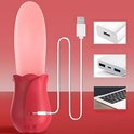 Een rode vibrator met een lichtroze tong, verbonden met een witte USB-kabel. Toont opladen via adapter, powerbank of laptop.