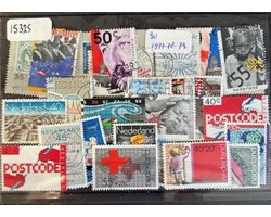 Nederlands postzegelpakket & souvenir. Collectie van 30 postzegels jaren 1977-78-79 – kan als ansichtkaart in een A5 envelop - authentiek cadeau - kado - kaart - holland - nederland - NL