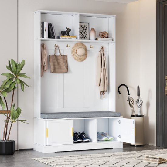 Witte kapstok met schoenenbank, 6 gouden haken, met hoed, tas, jas en schoenen.