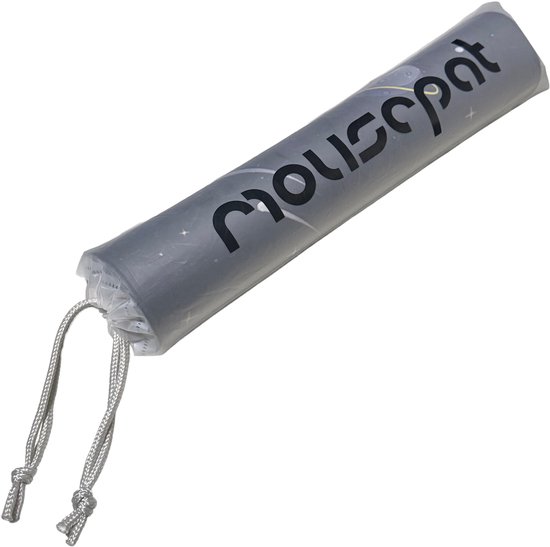 Sac de rangement gris, enroulé, avec logo "MousePat" en lettres argentées.