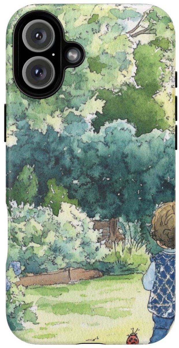Kind in Waterrijk Tuinlandschap – Telefoonhoesje Geschikt voor iPhone 16 Plus