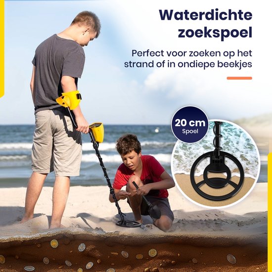 Twee mannen met gele metaaldetector op het strand bij de zee. Tekst: 'Waterdichte zoekspoel'.