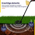 Gele metaaldetector in de grond die munten, ringen en een slot detecteert. Tekst: 'Krachtige detectie'.