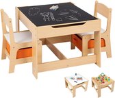 Houten kindertafel met krijtbordblad met tekeningen. Twee stoelen met oranje opbergbakken. Kleinere afbeeldingen van de tafel.