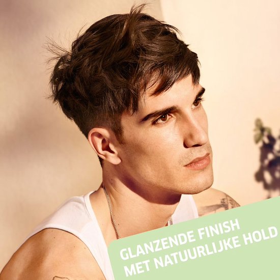 Man met warrig donkerbruin haar met een glanzende finish, gedragen met een natuurlijke hold.